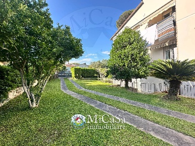 Foto Duplex in Via Degli alberi, Pisa Tirrenia di 154 m² con 5 locali