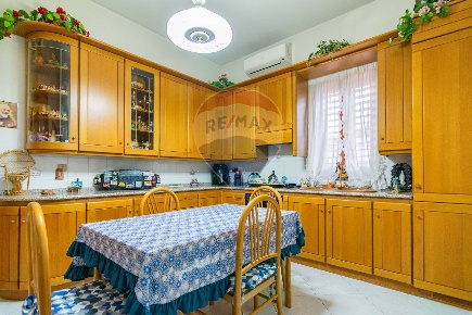 Foto Duplex in Via Vincenzo Bellini, Aci Sant'Antonio Centro di 255 m²
