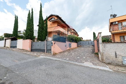 Foto Duplex in Via Giuseppe Todeschini, Roma Casal Bernocchi di 80 m²