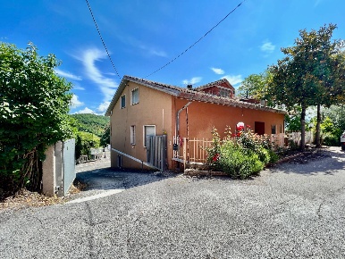 Foto Duplex in FRAZ. MELANO, Fabriano di 385 m² con 13 locali in vendita