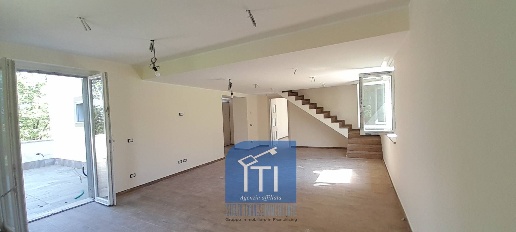 Foto Duplex in VIA CALCARE, Cervaro di 242 m² con 9 locali in vendita