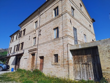 Foto Casale in Contrada Crocedivia 1, Montegiorgio Centro con 15 locali