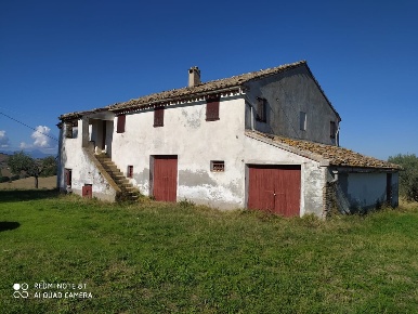 Foto Casale a Montelupone con 9 locali in vendita