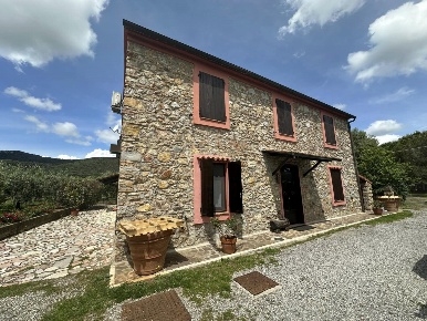 Foto Casale a Gavorrano di 210 m² con 7 locali in vendita