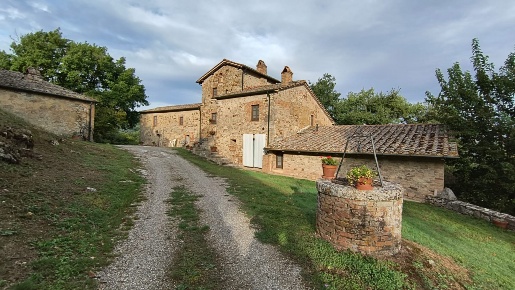 Foto Casale a Castiglione d'Orcia di 800 m² con 20 locali in vendita