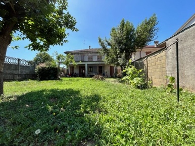 Foto Casale a Inverno e Monteleone di 350 m² con 10 locali in vendita