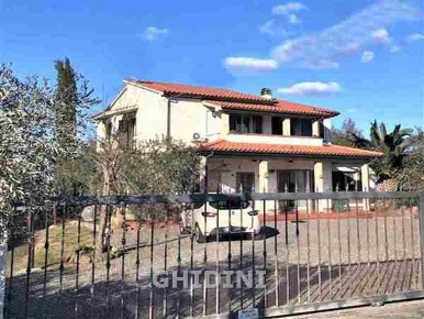 Foto Casale a Grosseto di 230 m² con 8 locali in vendita
