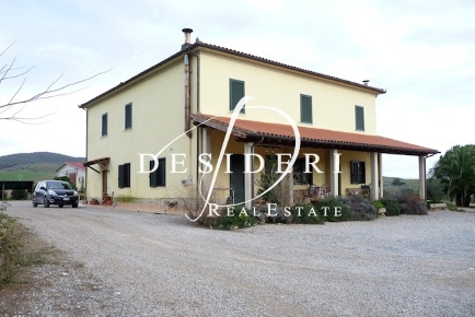 Foto Casale a Magliano in Toscana di 750 m² con 10 locali in vendita