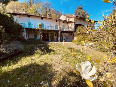 Foto Casale in via europa, Salò Centro di 300 m² con 8 locali in vendita