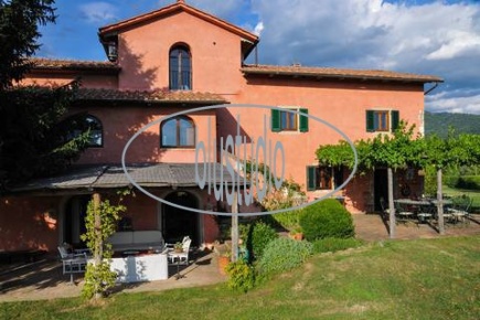 Foto Casale a Reggello Centro di 900 m² con 23 locali in vendita