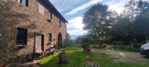 Foto Casale a Scarperia e San Piero di 400 m² con 10 locali in vendita