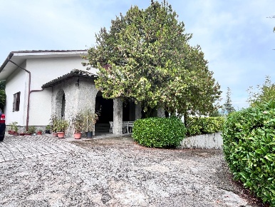 Foto Casale a Sorano di 290 m² con 13 locali in vendita