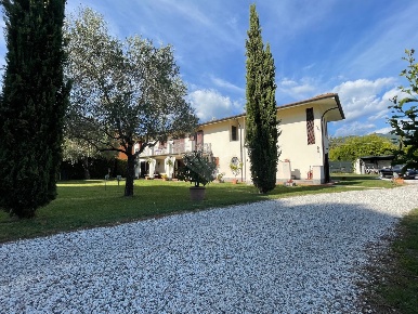 Foto Casale in Viale Tonfano, Pietrasanta di 235 m² con 8 locali in vendita