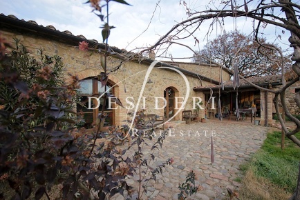 Foto Casale a Civitella Paganico di 750 m² con 16 locali in vendita