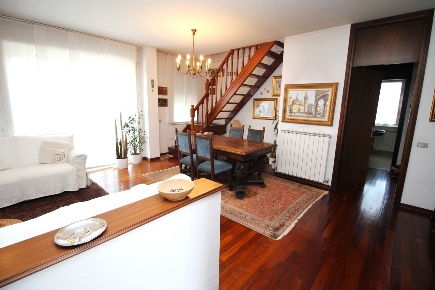 Foto Duplex in Via masaccio 9, Gorla Minore di 198 m² con 4 locali
