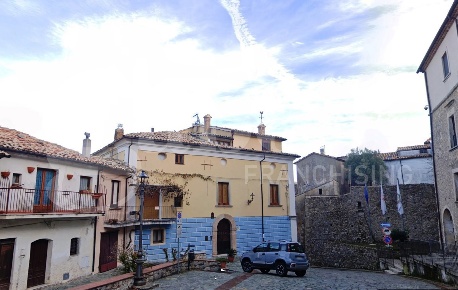 Foto Duplex in Piazza Raffaele Paura 1, Cerisano di 260 m² con 10 locali