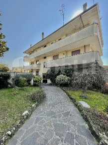 Foto Duplex in Via montale 34, Senago di 366 m² con 9 locali in vendita