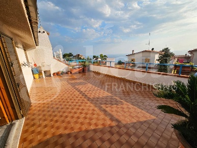 Foto Duplex in Viale Caravaggio 3, Scalea di 122 m² con 6 locali in vendita