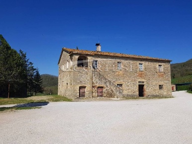 Foto Casale a Montone di 350 m² con 15 locali in vendita