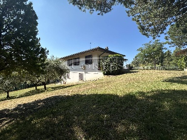 Foto Casale a Città di Castello di 250 m² con 8 locali in vendita