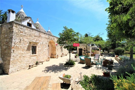 Foto Trullo a Locorotondo di 300 m² con 8 locali in vendita