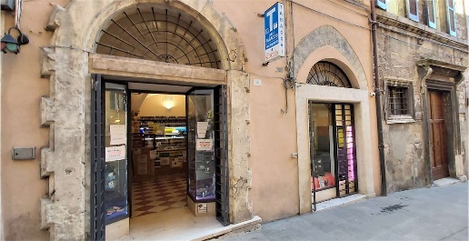 Foto Attività commerciale in Via Cavuor 21, Perugia Centro Storico di 60 m²