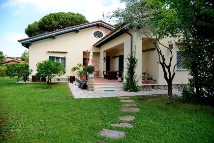 Foto Villa unifamiliare in Via Vanzetti, Forte dei Marmi Centro di 254 m²