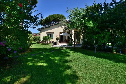 Foto Villa unifamiliare in Via Piave, Forte dei Marmi Centro di 200 m²