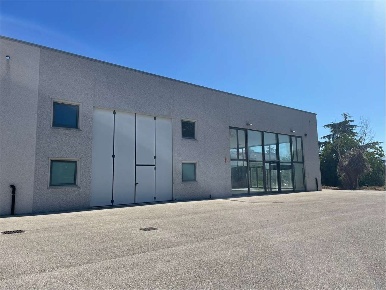 Foto Capannone industriale a Perugia di 1950 m² con 5 locali in affitto