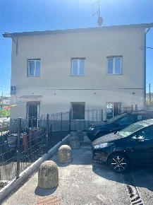 Foto Negozio in via Sant'Arialdo 1, Carimate di 140 m² con 3 locali