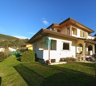Foto Villa unifamiliare a Camaiore Capezzano Pianore di 240 m² con 9 locali