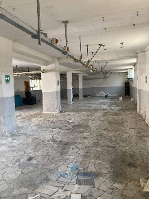 Foto Magazzino a Napoli Piscinola di 250 m² con 4 locali in vendita