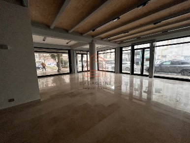 Foto Negozio in Via Pontinia 80, Latina Piccarello di 165 m² in affitto