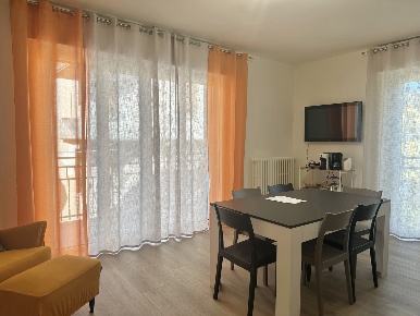 Foto Appartamento in Via XXV Aprile 1, Arona Centro di 100 m² con 3 locali