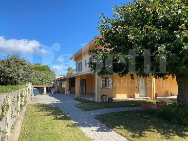 Foto Villa singola in Via PARIGI 91, Oristano Centro di 954 m² con 5 locali