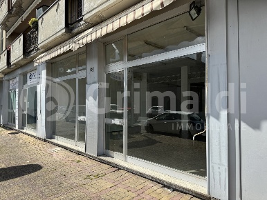 Foto Negozio in Via Emilia Pavese 8, Piacenza Infrangibile di 84 m²