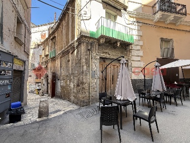 Foto Magazzino in Via Duomo 103, Taranto Isola - Città Vecchia di 32 m²