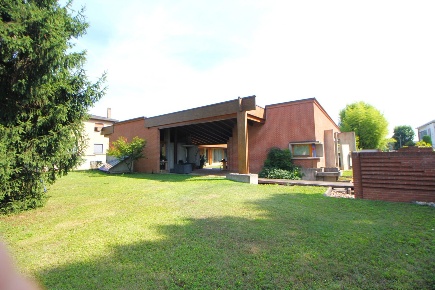 Foto Villa bifamiliare in Via Brianza 11, Rescaldina di 267 m² con 8 locali