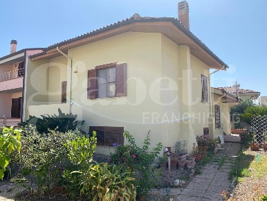 Foto Villa bifamiliare in Via PAGANINI 5, Santa Giusta Centro di 251 m²