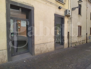 Foto Negozio in Via SERNESTE 9, Oristano Centro di 105 m² con 2 locali
