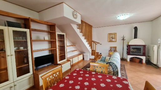 Foto Appartamento in via R. Stasi, Asiago Centro di 100 m² con 3 locali