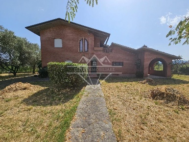Foto Villa unifamiliare a Luni di 200 m² con 9 locali in vendita