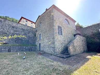Foto Rustico a Capannori Matraia - Valgiano di 200 m² con 7 locali