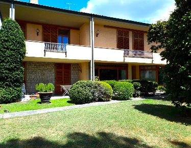 Foto Villa unifamiliare a Montelupo Fiorentino Centro di 440 m² in vendita