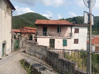 Foto Case semi ndipendenti a Casola in Lunigiana di 110 m² con 8 locali