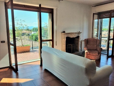 Foto Attico a Carrara Marina di Carrara di 121 m² con 7 locali in vendita