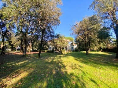 Foto Villa unifamiliare a Massa Ronchi - Poveromo di 350 m² con 10 locali