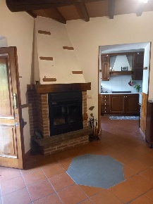 Foto Rustico a Londa Centro di 80 m² con 5 locali in vendita