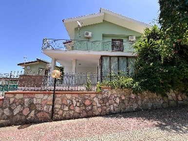 Foto Villa unifamiliare a Altofonte di 128 m² con 7 locali in vendita