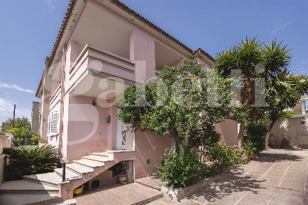 Foto Casa indipendente a Sinnai di 160 m² con 4 locali in vendita